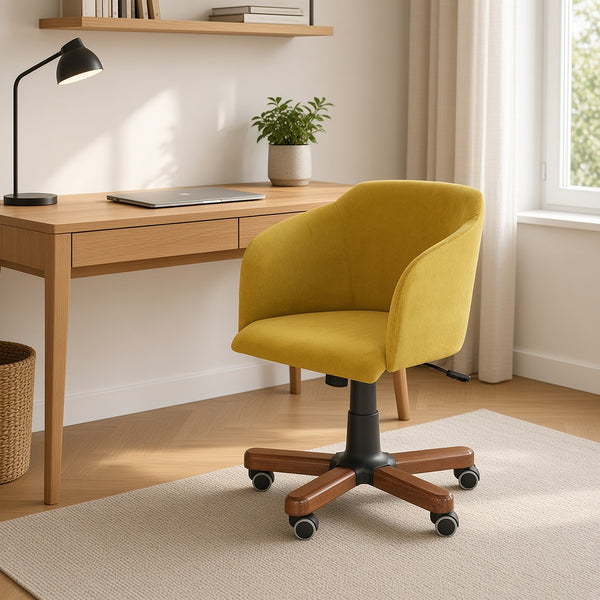 Helles Homeoffice im Wohnzimmer: Bürostuhl CROCO in senfgelbem Samt mit Holz-Fußkreuz am Schreibtisch aus Eiche – derstuhl.at