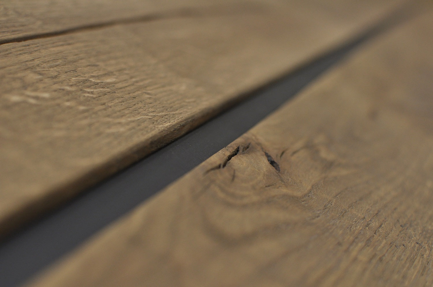 Esszimmertisch aus massiver Eiche mit Eichenholzfüßen und Fußablage | LOST-Modell