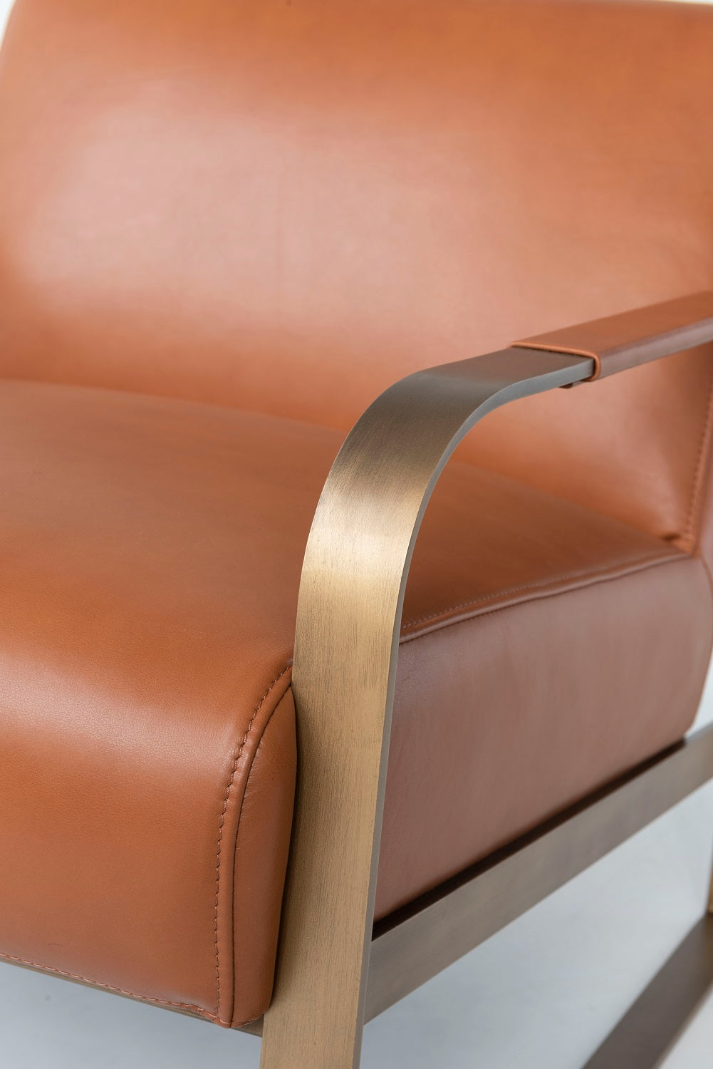 Leder Sessel mit goldenen Rahmenkonstruktion | Modell MARCELO G